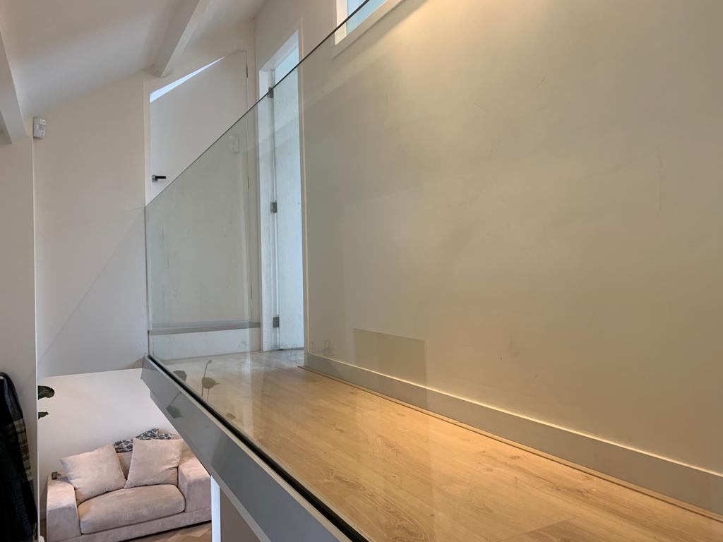 Close-up glasplaatsing met kraan - glaszetter begeleidt ruit naar kozijn