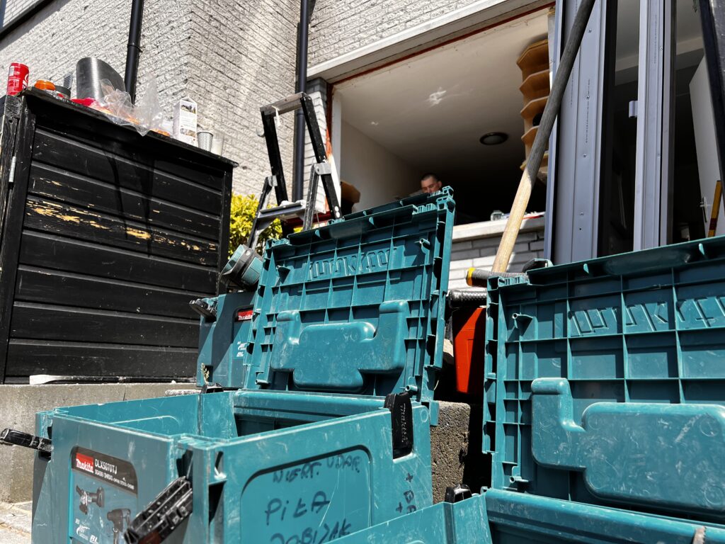 Makita gereedschapskisten van Glashandel Piket op bouwplaats klaar voor glasmontage