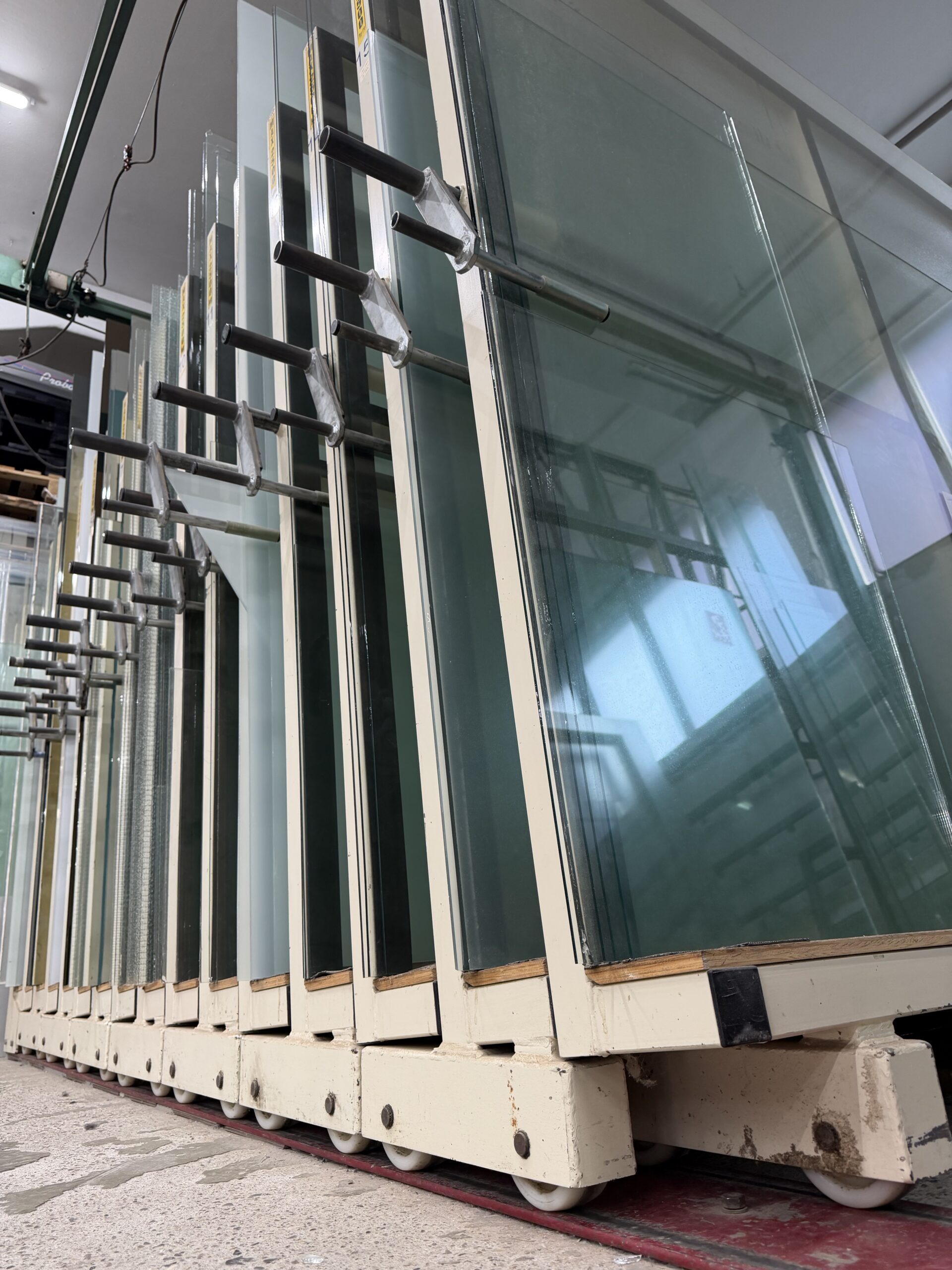 Werkplaats interieur - glasbewerking en opslag bij Glashandel Piket