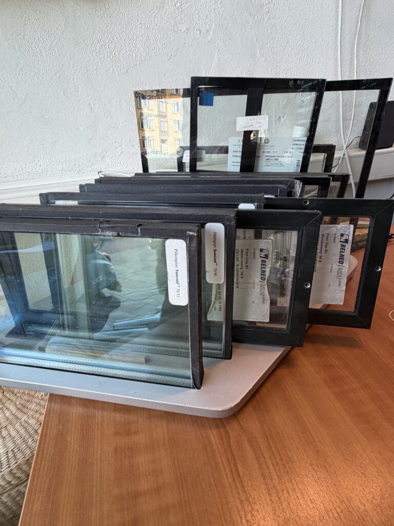 Glasmonsters in zwarte frames op tafel - isolatieglas en zonwerend glas bij Glashandel Piket