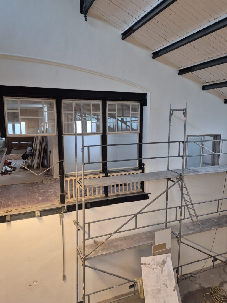 Interieur renovatieproject met steigers en grote ramen - glasmontagewerkzaamheden Piket